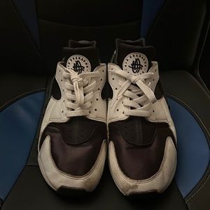 Nike huarache black and white medium worn size 11.5